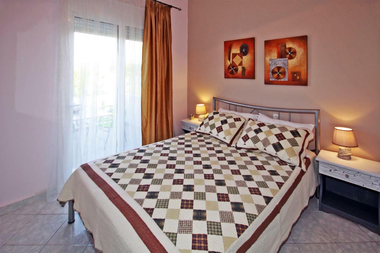 Zephyros Family Apartments 1 ออร์โมส ปานากีอาส ภายนอก รูปภาพ